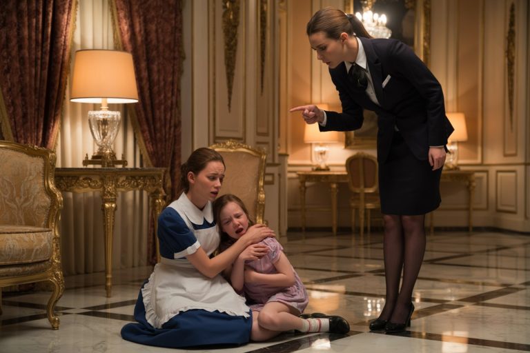 Ella solo quería consolar a la niña que sufría. Esa conexión la llevó a descubrir el plan de la madrastra para asesinar a su esposo.